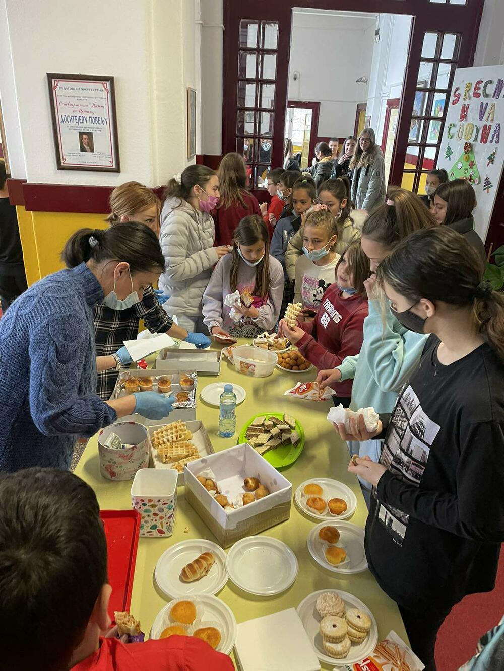 <p>Kako je saopštio Savjet roditelja u školi je organizovana humanitarna akcija tokom koje djeca užinu nisu donosila od kuće već su je kupovala u holu škole po cijeni od 0,50 eura</p>