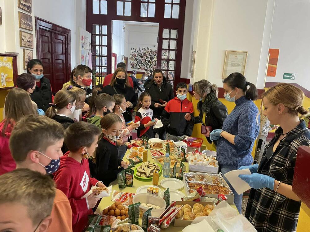 <p>Kako je saopštio Savjet roditelja u školi je organizovana humanitarna akcija tokom koje djeca užinu nisu donosila od kuće već su je kupovala u holu škole po cijeni od 0,50 eura</p>