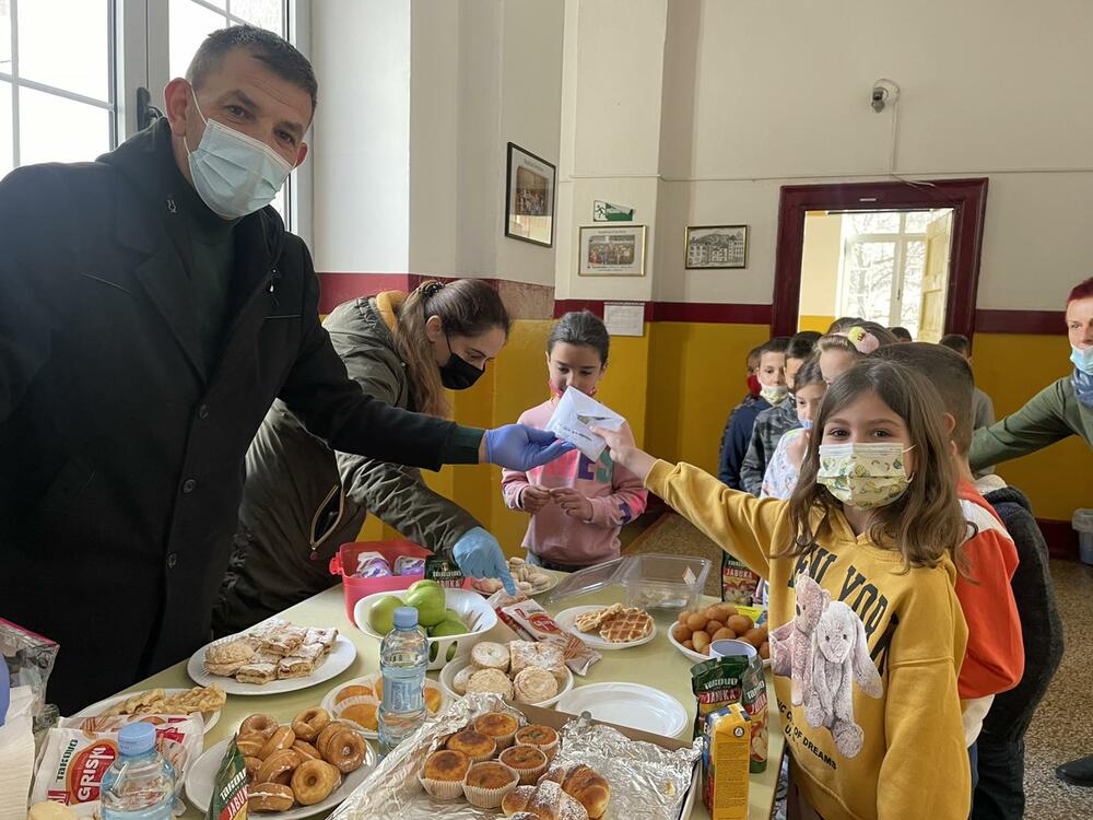 <p>Kako je saopštio Savjet roditelja u školi je organizovana humanitarna akcija tokom koje djeca užinu nisu donosila od kuće već su je kupovala u holu škole po cijeni od 0,50 eura</p>