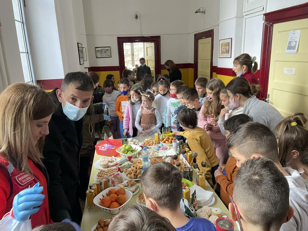 <p>Kako je saopštio Savjet roditelja u školi je organizovana humanitarna akcija tokom koje djeca užinu nisu donosila od kuće već su je kupovala u holu škole po cijeni od 0,50 eura</p>