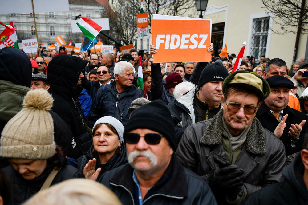 Pristalice Fidesa na jučerašnjm završnom mitingu