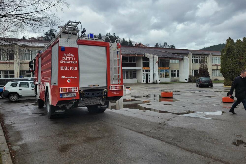 Policajci i vatrogasci juče ispred škole u Bijelom Polju, Foto: Jadranka Ćetković