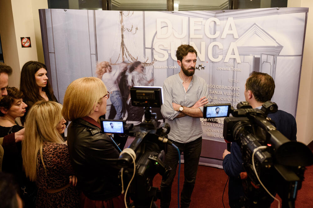 <p>CNP novom predstavom “Djeca sunca”, po tekstu Maksima Gorkog u režiji Jovane Tomić, nastavlja društveni angažman i teatarski tiho upućuje na anomalije u društvu, postavlja pitanja, poteže razgovor i suočavanje sa sobom i svijetom</p>