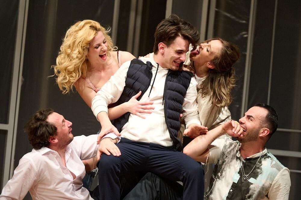 <p>CNP novom predstavom “Djeca sunca”, po tekstu Maksima Gorkog u režiji Jovane Tomić, nastavlja društveni angažman i teatarski tiho upućuje na anomalije u društvu, postavlja pitanja, poteže razgovor i suočavanje sa sobom i svijetom</p>