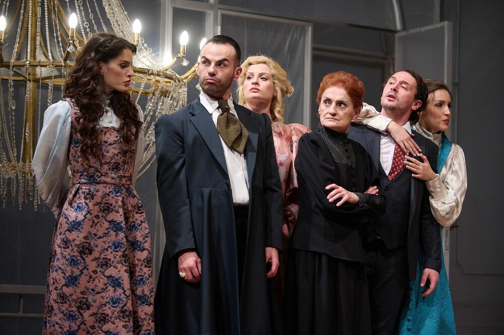 <p>CNP novom predstavom “Djeca sunca”, po tekstu Maksima Gorkog u režiji Jovane Tomić, nastavlja društveni angažman i teatarski tiho upućuje na anomalije u društvu, postavlja pitanja, poteže razgovor i suočavanje sa sobom i svijetom</p>