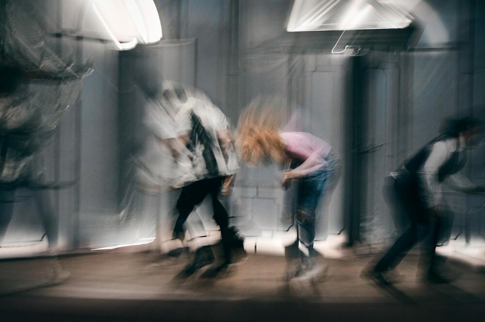 <p>CNP novom predstavom “Djeca sunca”, po tekstu Maksima Gorkog u režiji Jovane Tomić, nastavlja društveni angažman i teatarski tiho upućuje na anomalije u društvu, postavlja pitanja, poteže razgovor i suočavanje sa sobom i svijetom</p>