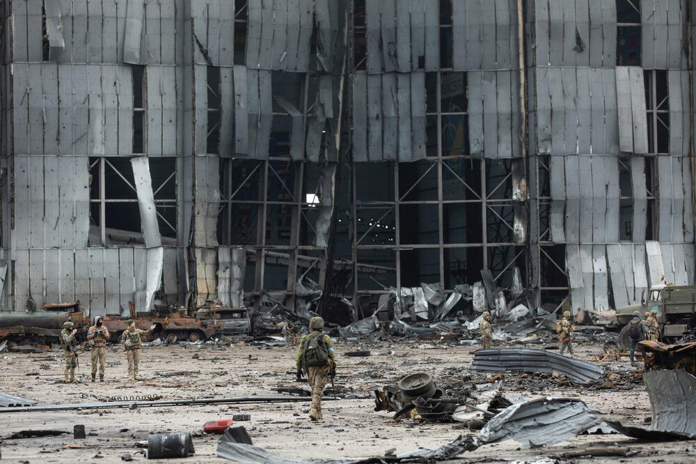 Ukrajinski vojnici pregledaju kompleks aerodroma Antonov, Foto: Reuters