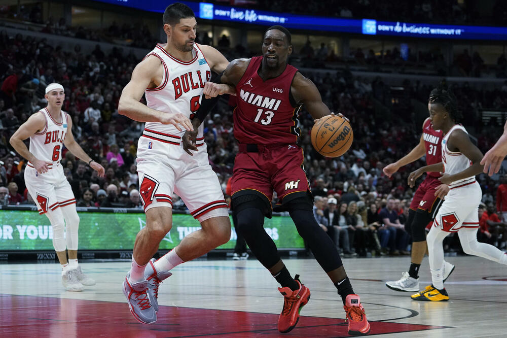 Vučević u duelu sa Adebajom, Foto: Beta/AP