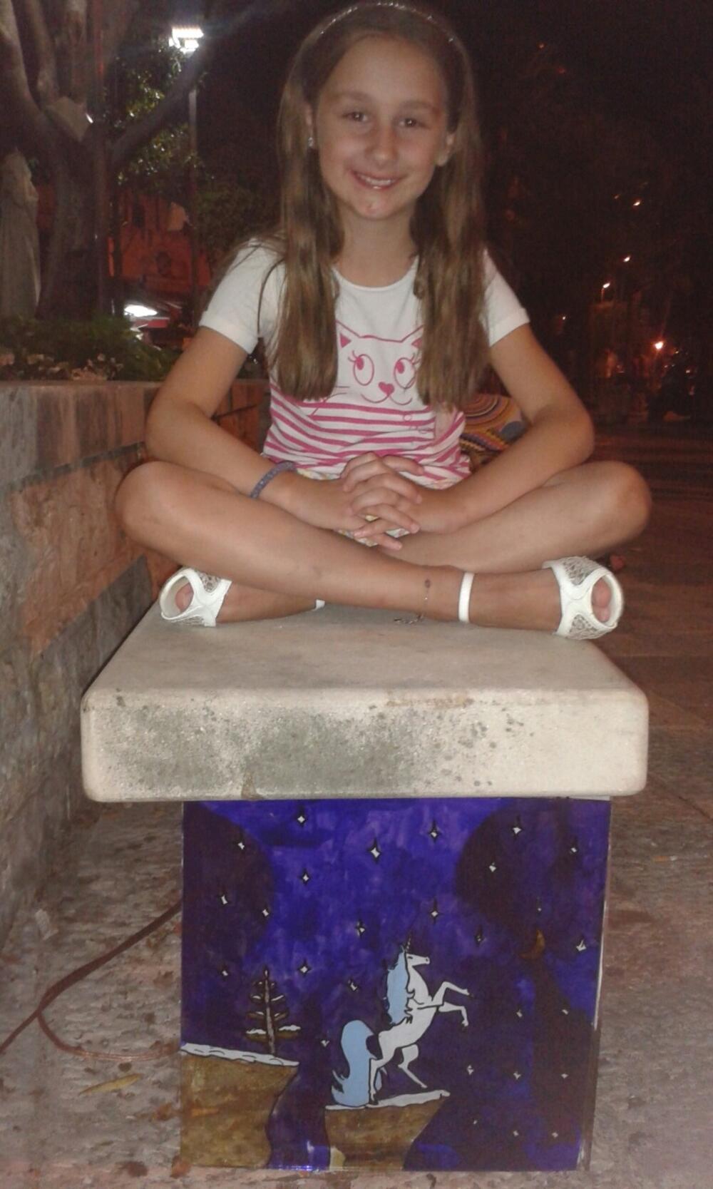 Na poziv Ivane Lazarević radila instalaciju svijetleći vitraži na klupama