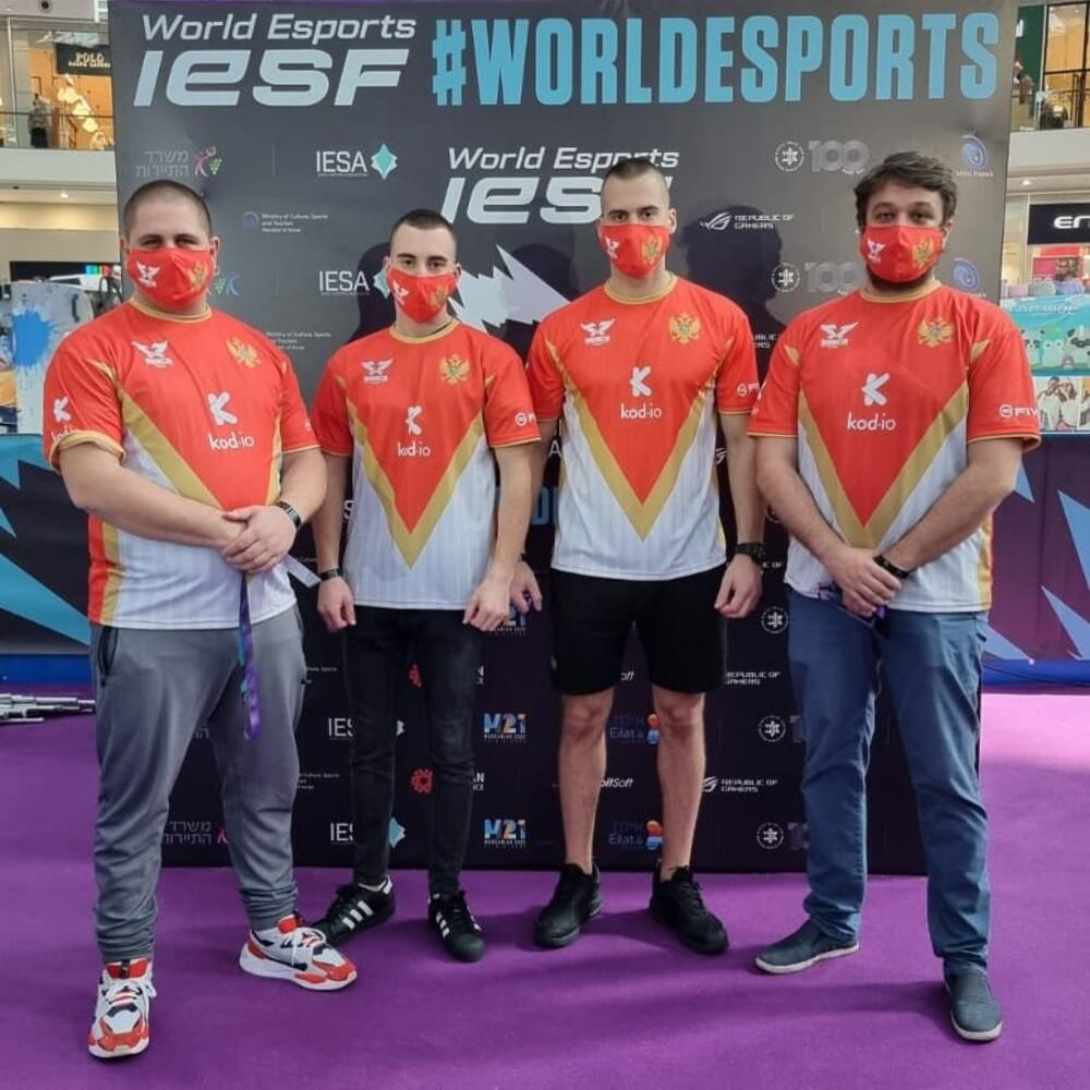 Ekipa SESCG na takmičenju u Izraelu gdje je Vojinović bio sudija za CS:GO