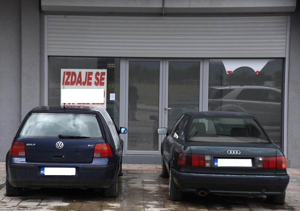 <p>Na objektu i automobilima pričinjena manja materijalna šteta</p>