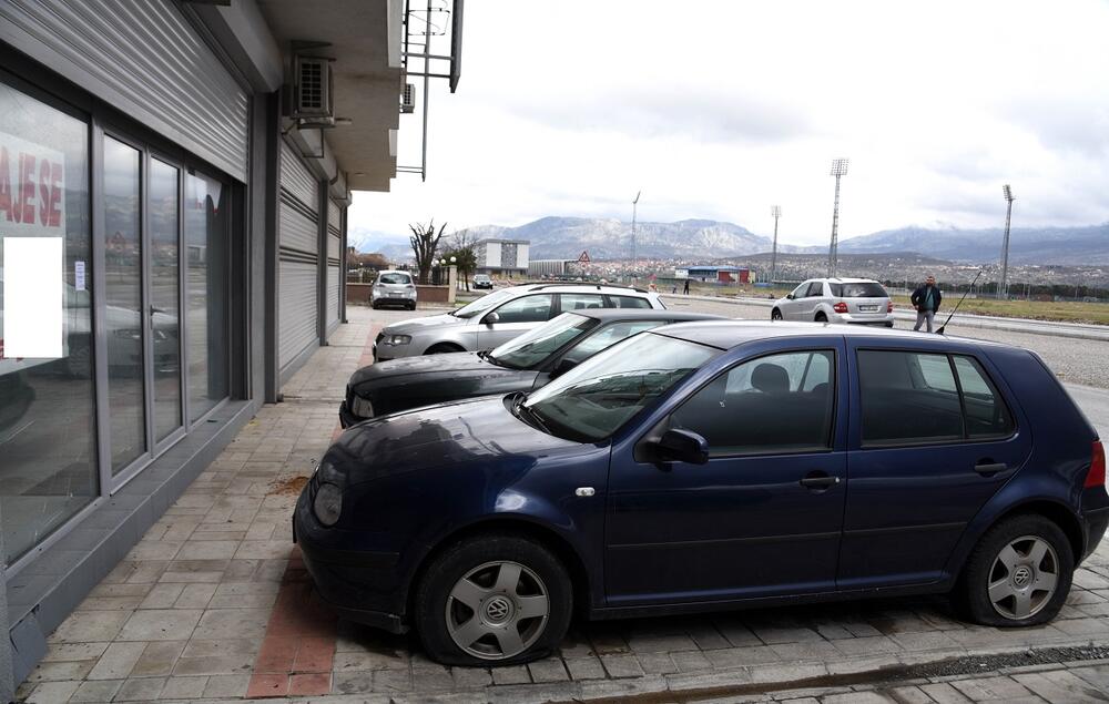 <p>Na objektu i automobilima pričinjena manja materijalna šteta</p>