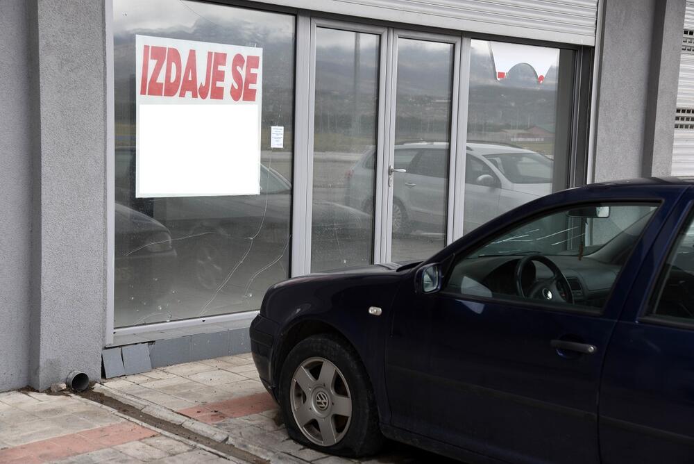 <p>Na objektu i automobilima pričinjena manja materijalna šteta</p>