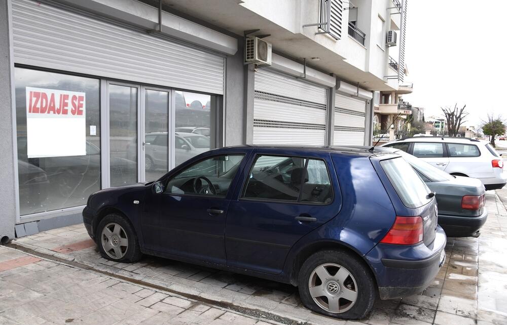 <p>Na objektu i automobilima pričinjena manja materijalna šteta</p>