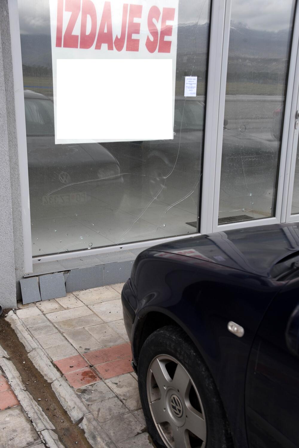 <p>Na objektu i automobilima pričinjena manja materijalna šteta</p>