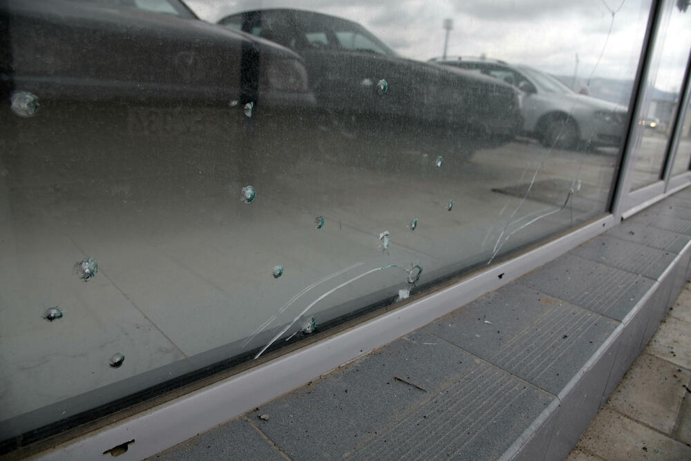 <p>Na objektu i automobilima pričinjena manja materijalna šteta</p>