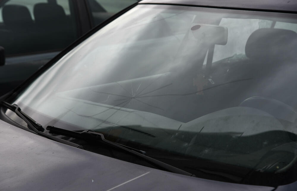 <p>Na objektu i automobilima pričinjena manja materijalna šteta</p>