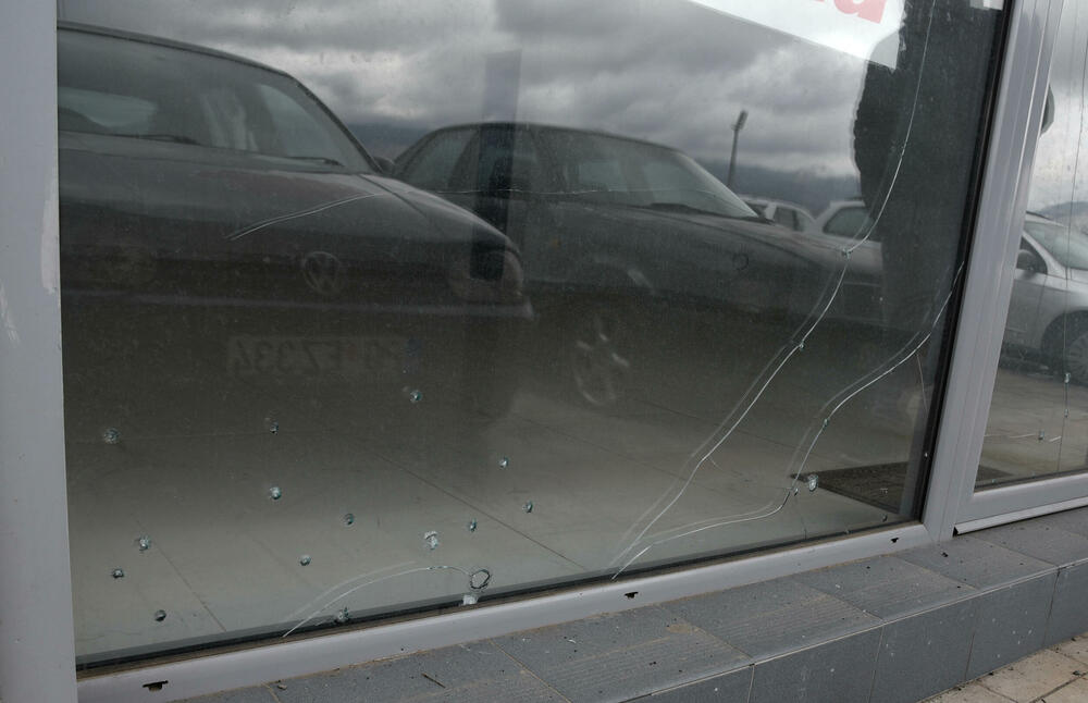 <p>Na objektu i automobilima pričinjena manja materijalna šteta</p>