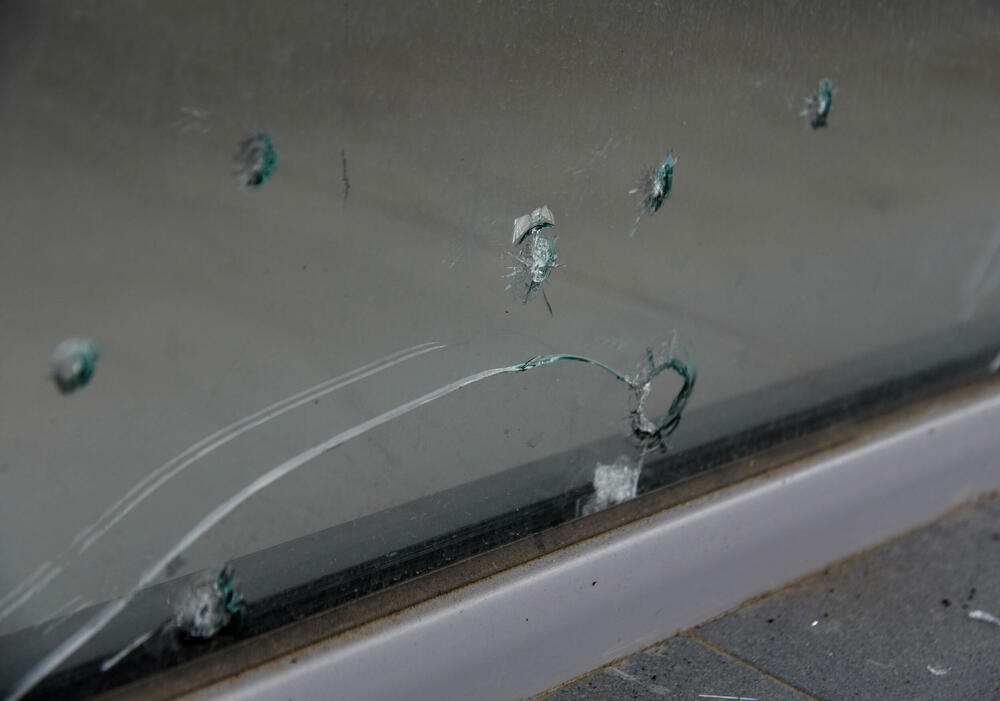 <p>Na objektu i automobilima pričinjena manja materijalna šteta</p>