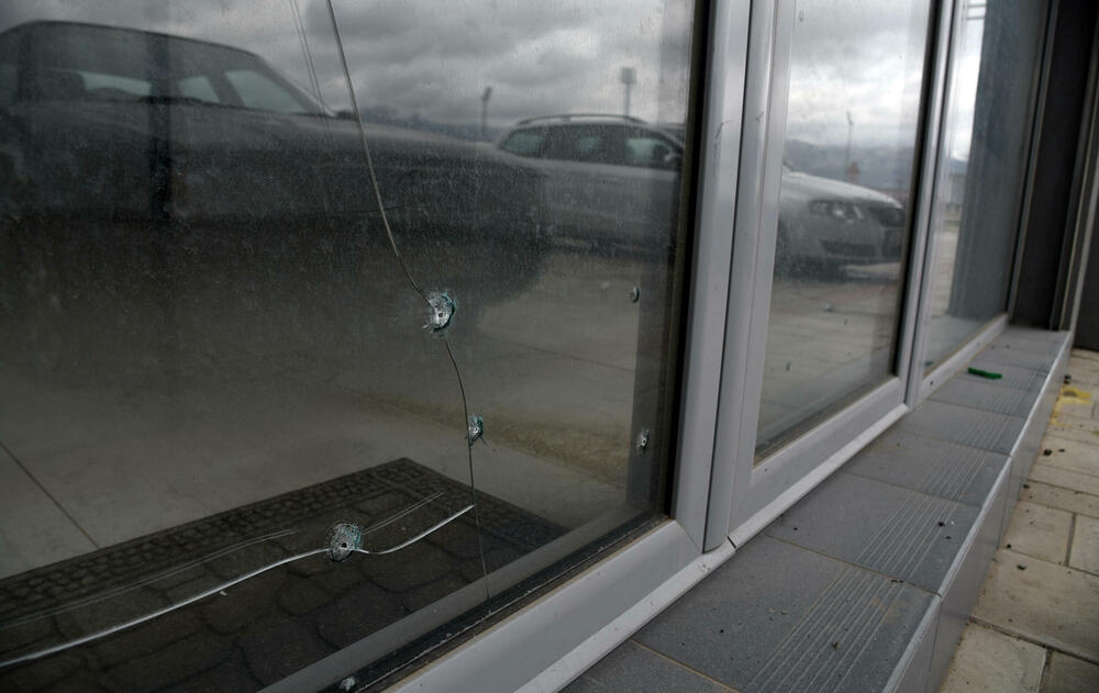 <p>Na objektu i automobilima pričinjena manja materijalna šteta</p>