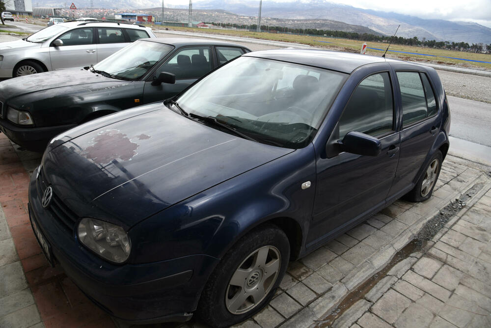 <p>Na objektu i automobilima pričinjena manja materijalna šteta</p>