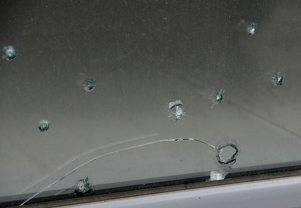 <p>Na objektu i automobilima pričinjena manja materijalna šteta</p>