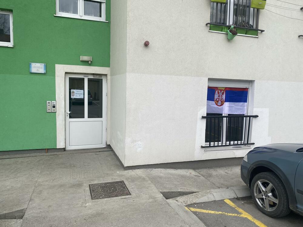 <p>Glasačko mjesto u Beranama nalazi se u novim izbjegličkim zgradama u naselju Rudeš, a na njemu glasaju državljani Srbije sa pravom glasa iz Berana, Andrijevice, Murina, Plava i Gusinje</p>