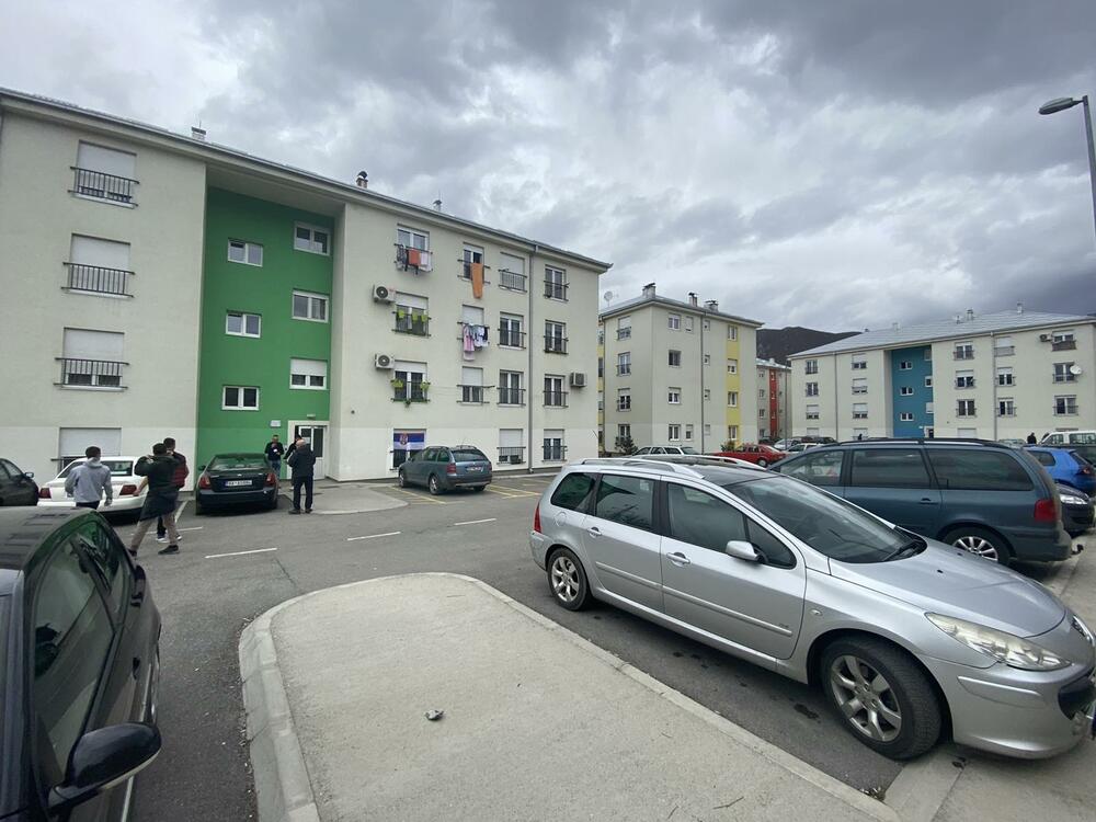 <p>Glasačko mjesto u Beranama nalazi se u novim izbjegličkim zgradama u naselju Rudeš, a na njemu glasaju državljani Srbije sa pravom glasa iz Berana, Andrijevice, Murina, Plava i Gusinje</p>