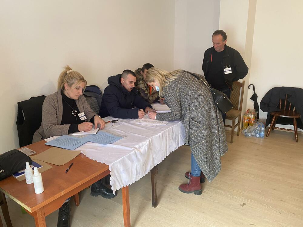 <p>Glasačko mjesto u Beranama nalazi se u novim izbjegličkim zgradama u naselju Rudeš, a na njemu glasaju državljani Srbije sa pravom glasa iz Berana, Andrijevice, Murina, Plava i Gusinje</p>