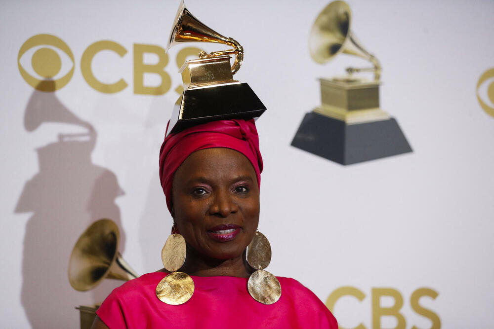 <p>Najviše Gremi nagrada, njih pet, osvojio je muzičar Džon Batista na 64. dodjeli koja je nakon višemjesečnog odlaganja održana sinoć u Las Vegasu. Batista je u noć ušao sa 11 nominacija, najviše od svih umjetnika ove godine</p>