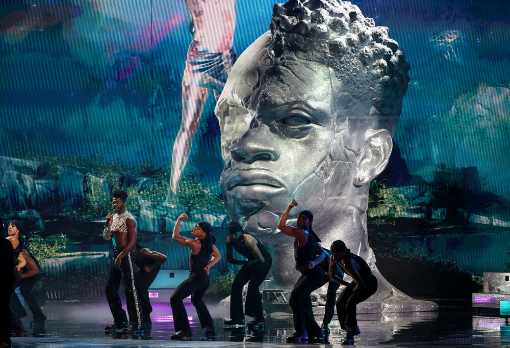 <p>Najviše Gremi nagrada, njih pet, osvojio je muzičar Džon Batista na 64. dodjeli koja je nakon višemjesečnog odlaganja održana sinoć u Las Vegasu. Batista je u noć ušao sa 11 nominacija, najviše od svih umjetnika ove godine</p>