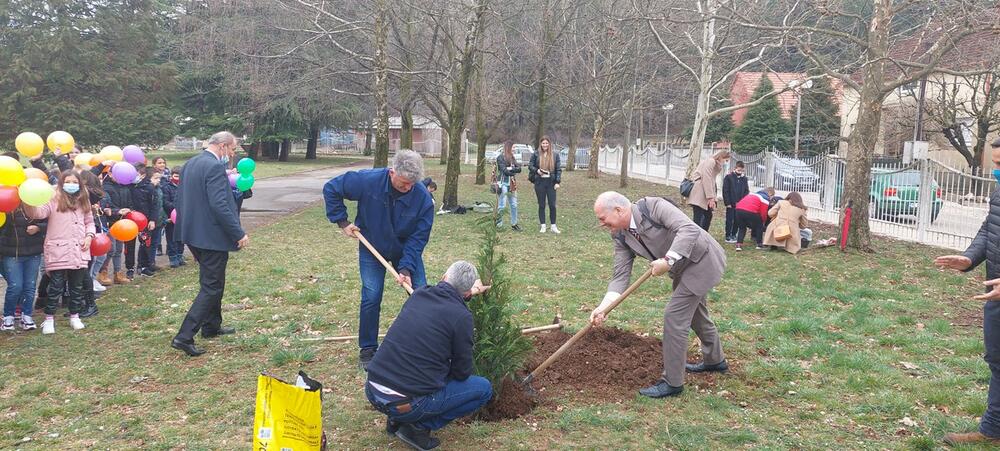 <p>Izložbe likovnih i literarnih radova, performans, pozorišna predstava, predavanje o značaju vakcinacije, radionice o prevenciji dječijih ugovorenih brakova i pravilima ponašanja u susretu sa djecom sa posebnim potrebama, vježbe prve pomoći, senzorne i ekološke aktivnosti</p>