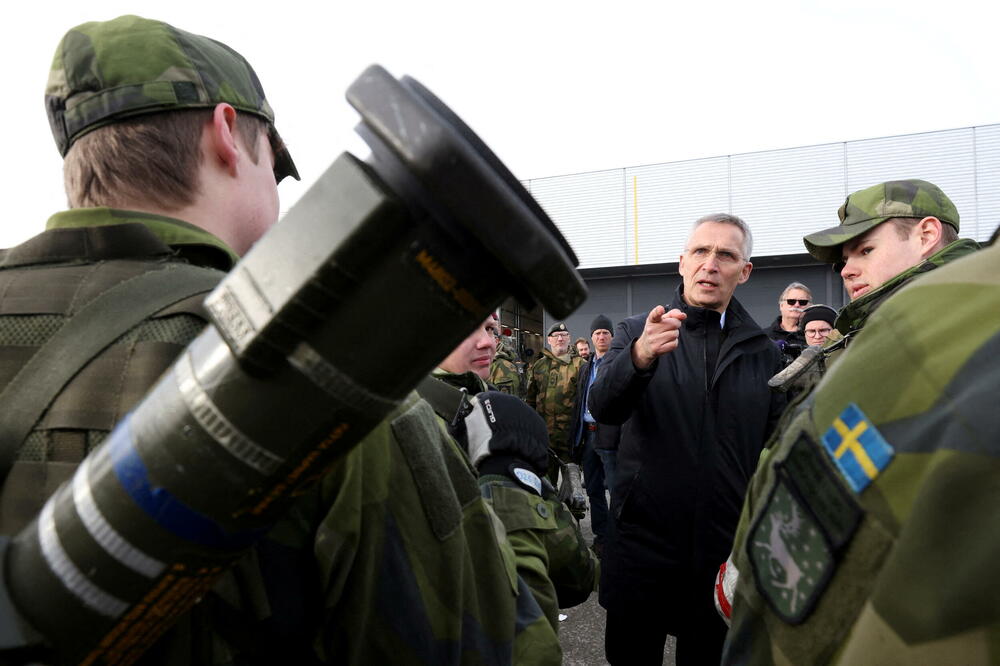 Stoltenberg sa švedskim vojnicima tokom vojne vježbe “Hladni odgovor 2022” koja je okupila 30 000 vojnika iz NATO članica plus Finske i Švedske, Foto: Rojters