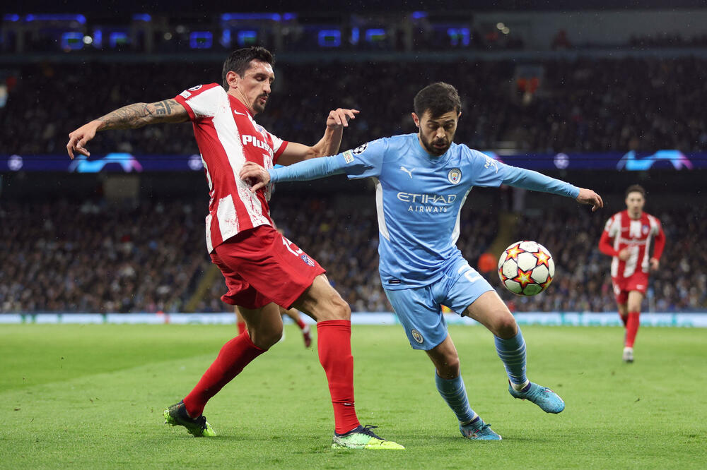 Savić u duelu sa Bernardom Silvom, Foto: Reuters