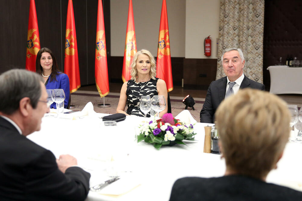 <p>"Večeri su prisustvovale i prve dame Crne Gore i Kipra i delegacije dvije države"</p>