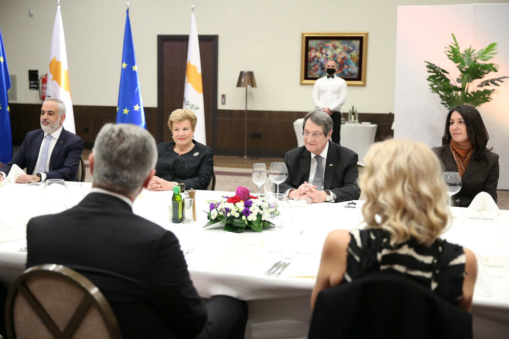 <p>"Večeri su prisustvovale i prve dame Crne Gore i Kipra i delegacije dvije države"</p>