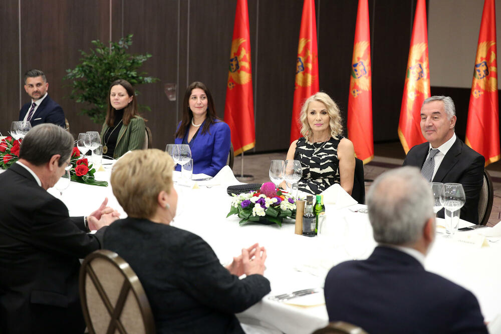 <p>"Večeri su prisustvovale i prve dame Crne Gore i Kipra i delegacije dvije države"</p>