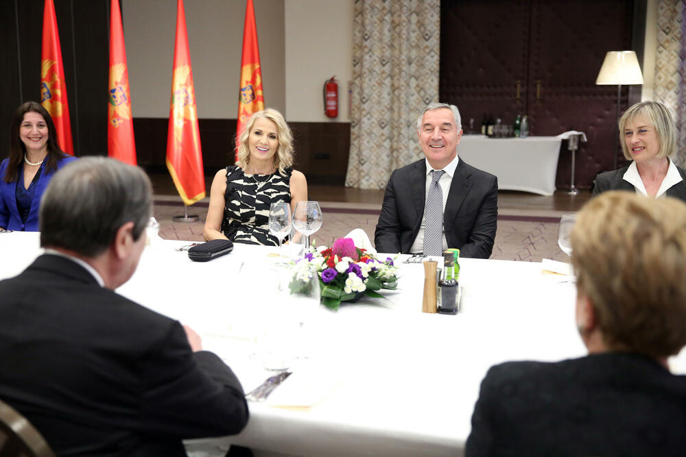 <p>"Večeri su prisustvovale i prve dame Crne Gore i Kipra i delegacije dvije države"</p>