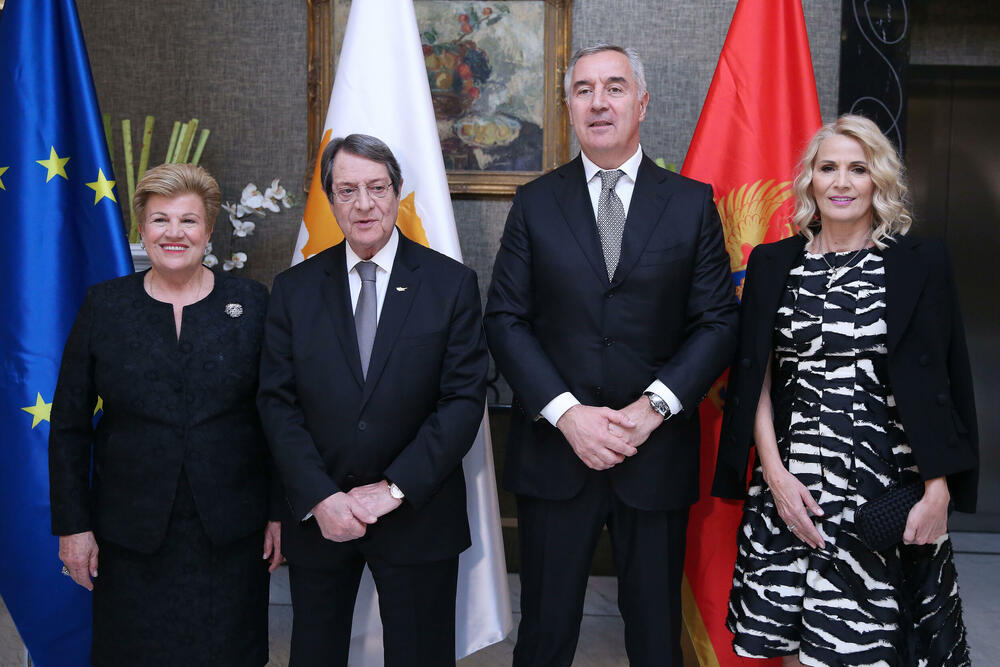 <p>"Večeri su prisustvovale i prve dame Crne Gore i Kipra i delegacije dvije države"</p>
