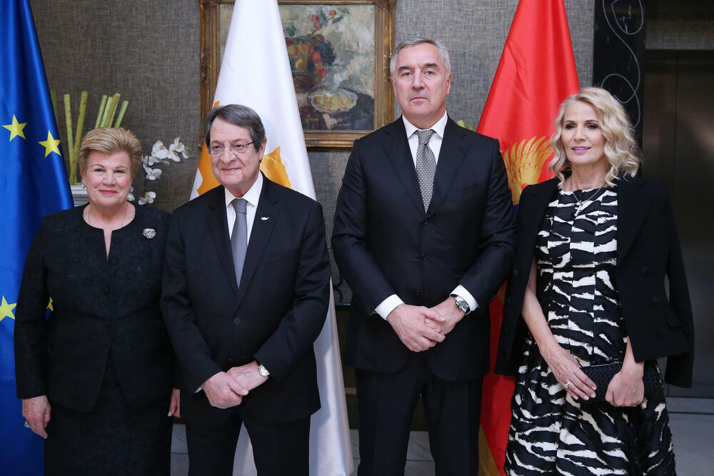 <p>"Večeri su prisustvovale i prve dame Crne Gore i Kipra i delegacije dvije države"</p>