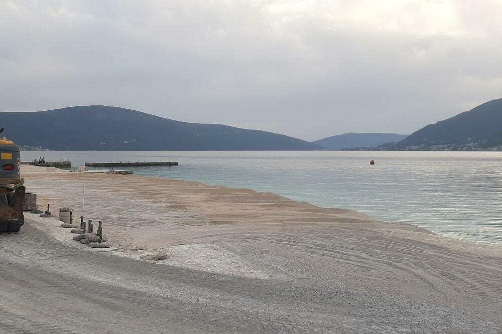 Redovan predsezonski prizor u Boki: Bager, plaža i nasuti pijesak, Foto: Siniša Luković