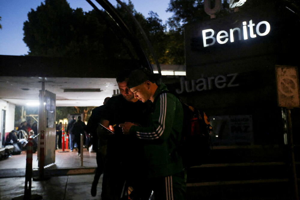 <p>Labava koalicija dobrovoljaca uglavnom iz slovenskih crkava u zapadnim SAD daje uputstva stotinama izbjeglica svaki dan sa aerodroma u meksičkom graničnom gradu Tihuani za hotele</p>