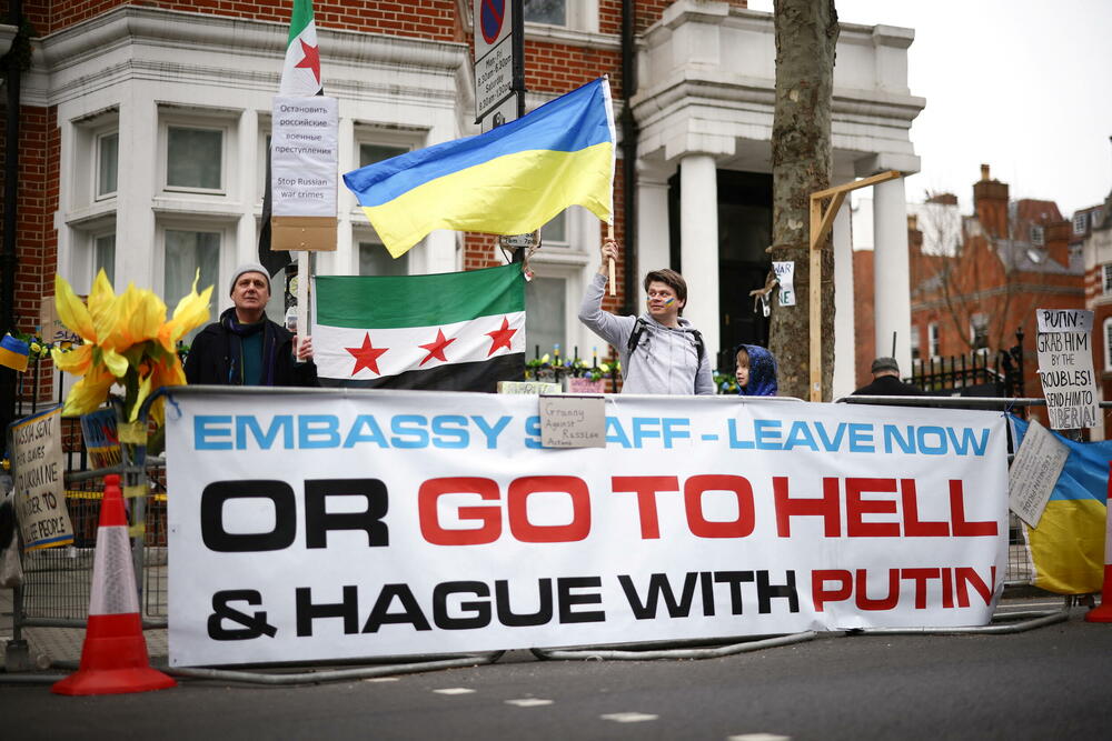 Protest protiv rata u UKrajini ispred ambasade u Londonu