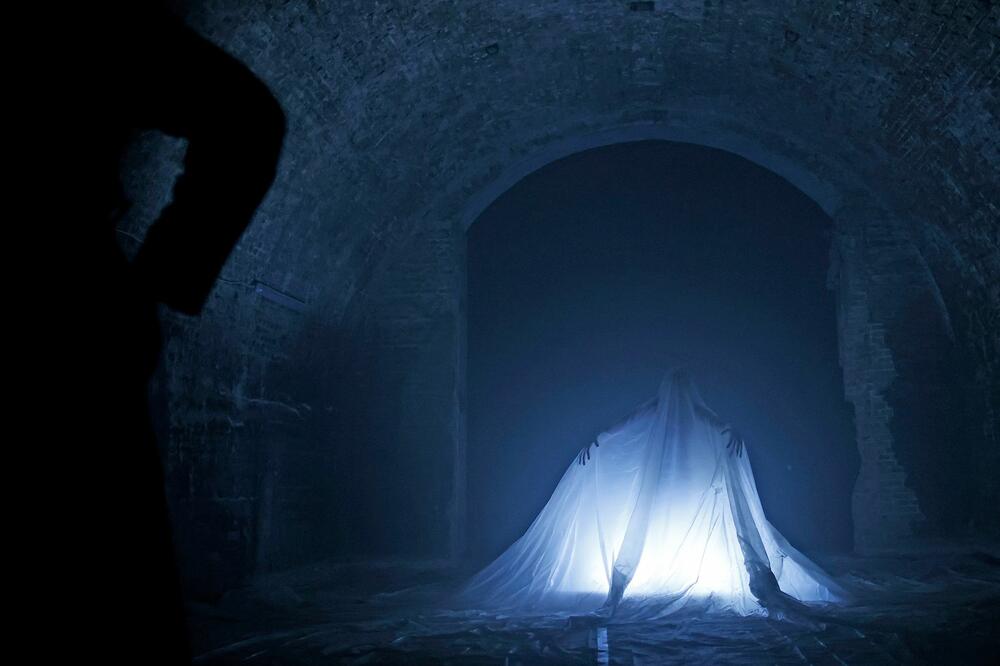 Nebo pod Berlinom na svojoj prvoj izložbi na nekom od "najtamnijih mjesta" berlinskog podzemlja predstavlja 14 umjetnika. Posjetioce čekaju postavke od opipljivog materijala, svjetlosti i zvuka, Foto: Carsten Koall/dpa