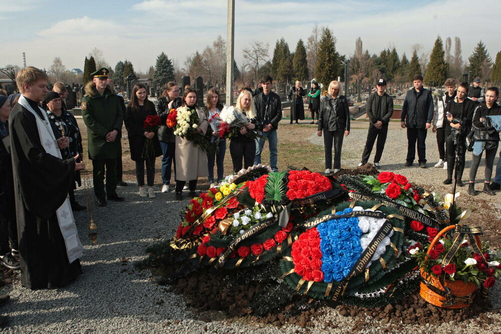 Sa sahrane Vitalija Djadjuška, Foto: Reuters