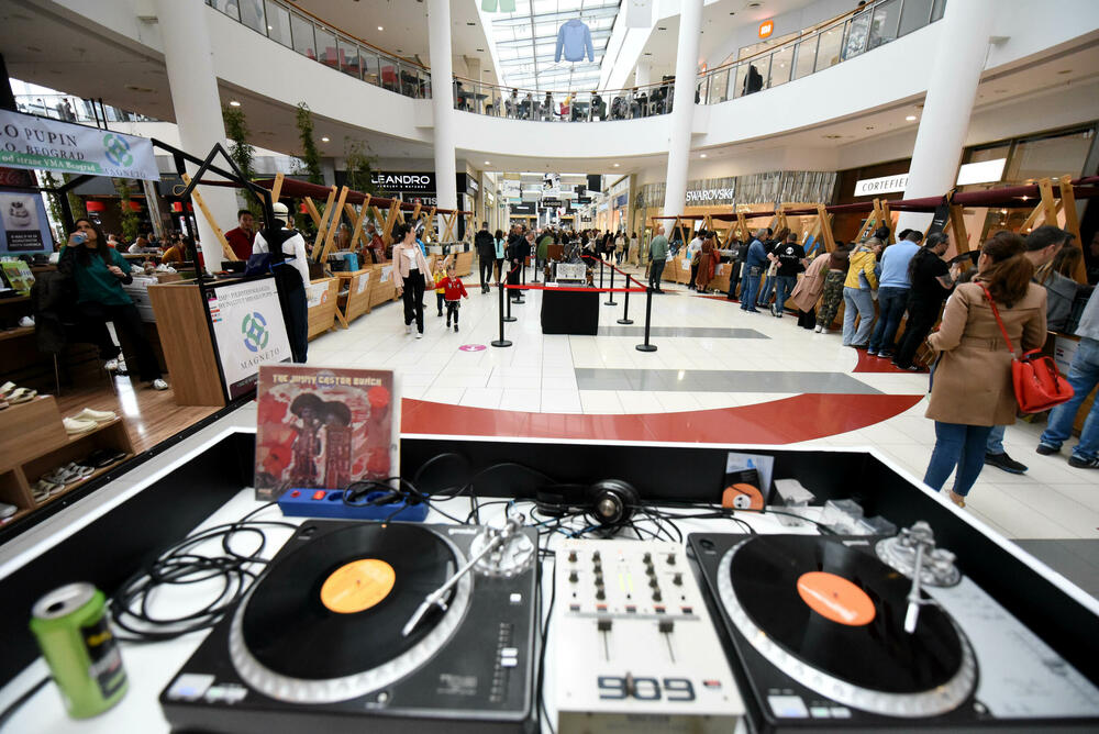 <p>Među izlagačama dosta je kolekcionara iz Crne Gore, ali i iz regiona, pa su ploče doputovale iz Bosne i Hercegovine, Hrvatske, Srbije i Albanije, a među onima koji su prvi put prikazali svoje vinile ovdašnjoj publici, je i Vlado Soldo iz Sarajeva</p>