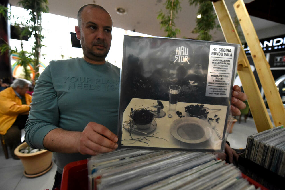 <p>Među izlagačama dosta je kolekcionara iz Crne Gore, ali i iz regiona, pa su ploče doputovale iz Bosne i Hercegovine, Hrvatske, Srbije i Albanije, a među onima koji su prvi put prikazali svoje vinile ovdašnjoj publici, je i Vlado Soldo iz Sarajeva</p>