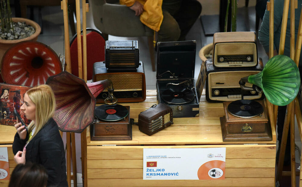 <p>Među izlagačama dosta je kolekcionara iz Crne Gore, ali i iz regiona, pa su ploče doputovale iz Bosne i Hercegovine, Hrvatske, Srbije i Albanije, a među onima koji su prvi put prikazali svoje vinile ovdašnjoj publici, je i Vlado Soldo iz Sarajeva</p>