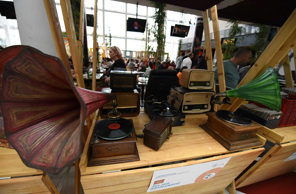 <p>Među izlagačama dosta je kolekcionara iz Crne Gore, ali i iz regiona, pa su ploče doputovale iz Bosne i Hercegovine, Hrvatske, Srbije i Albanije, a među onima koji su prvi put prikazali svoje vinile ovdašnjoj publici, je i Vlado Soldo iz Sarajeva</p>