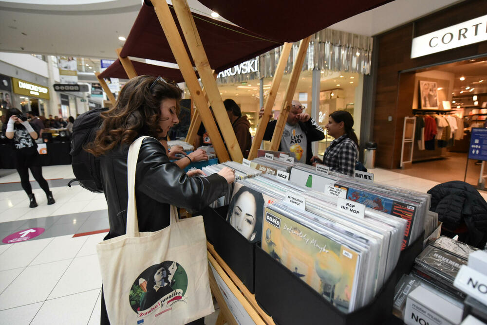 <p>Među izlagačama dosta je kolekcionara iz Crne Gore, ali i iz regiona, pa su ploče doputovale iz Bosne i Hercegovine, Hrvatske, Srbije i Albanije, a među onima koji su prvi put prikazali svoje vinile ovdašnjoj publici, je i Vlado Soldo iz Sarajeva</p>